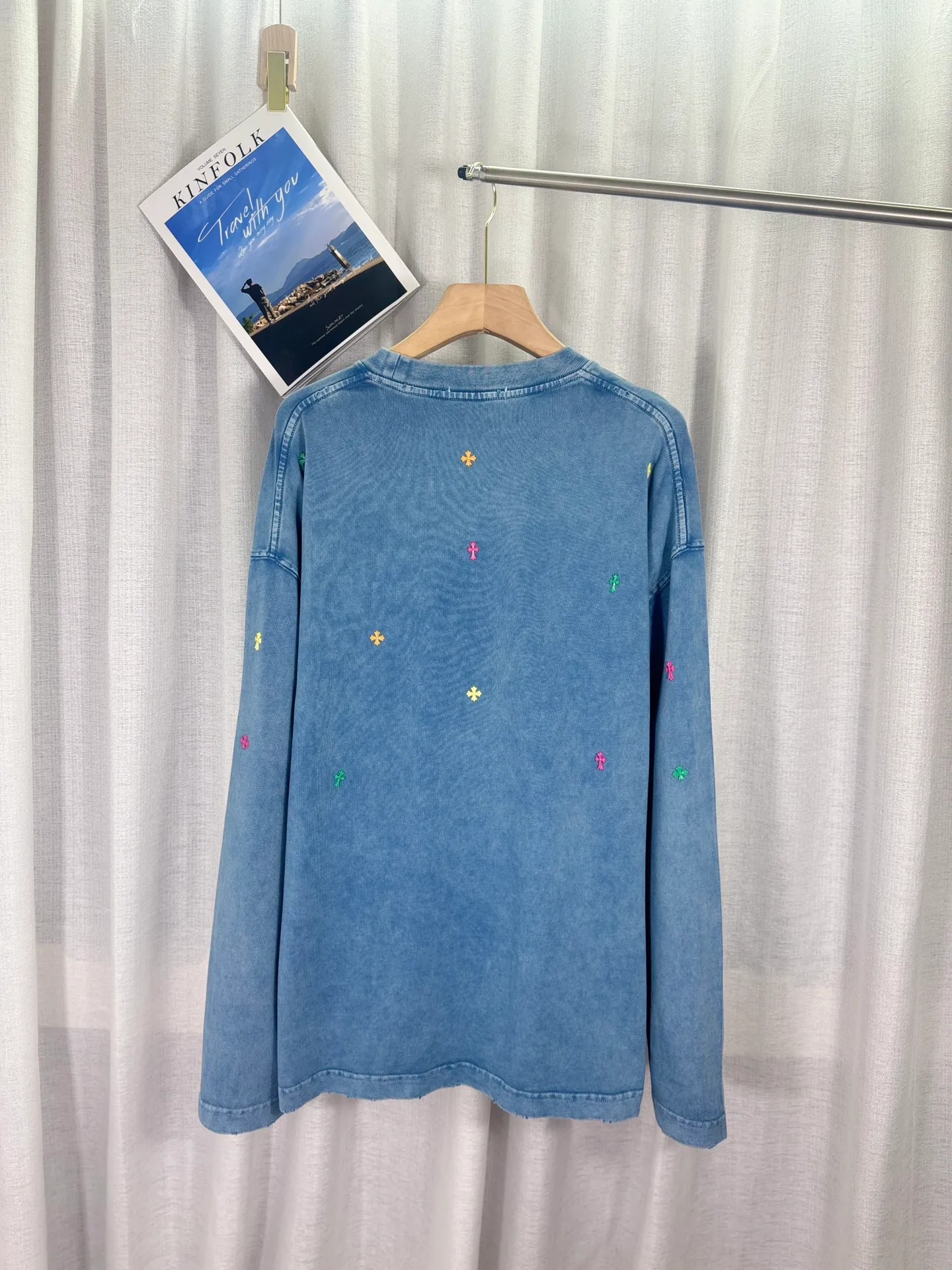 P250 top version, real shot without P, ​​different from market currency) 𝗖𝗵𝗿𝗼𝗺𝗲 𝗛𝗲𝗮𝗿𝘁𝘀/Cro Xin 2025 Autumn and Winter Starry Gypsophila Couple Casual Long Sleeve 👑The highest version! Customized fabric 320g fabric! Gypsophila cross hardware accessories, a hot-selling model at the counter, very comfortable to wear. Accessories: original molded and authenticated collar label ➕ 100% silk wash water label. Genuine purchase-grade original hangtag➕matching hanging rope➕3D hanging beads➕original packaging bag. Craftsmanship: The original version has consistent wiring! The highest version of the armhole matching technique! Color: Blue Black Size: S M L XL Style No.: 5173